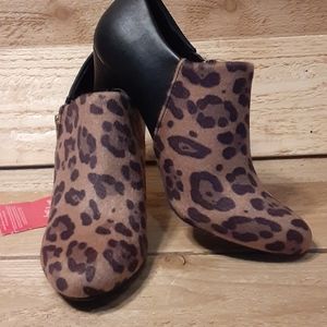 dexflex comfort leopard print heels